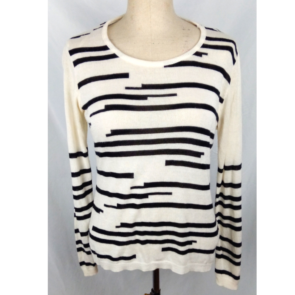 Romeo & Juliet Couture Long Sleeve Sweater Blouse